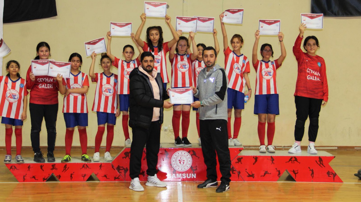 Küçük Kız Futsal takımımız ilçe 2.'si olmuştur. 